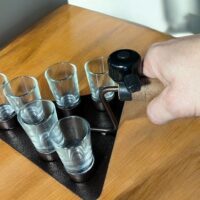 Maurerkelle mit Schnapsgläsern