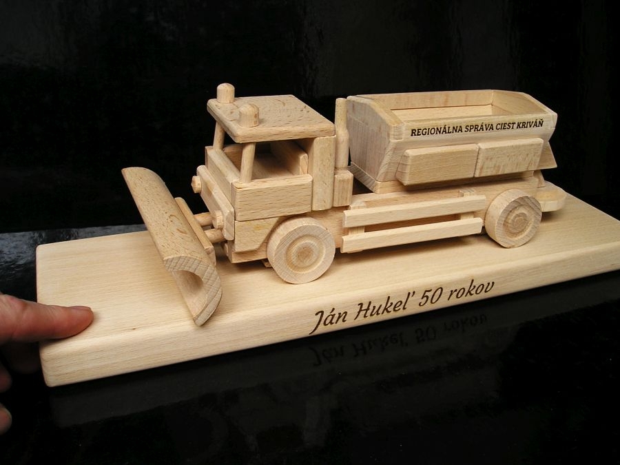 Schneepflug mit Streuaufsatz Modell als Geschenk