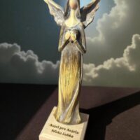 Schutzengel Figur mit Herz auf Sockel mit Personalisierung