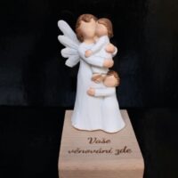 Schutzengel Figur Mutter mit Kind als personalisierte Skulptur