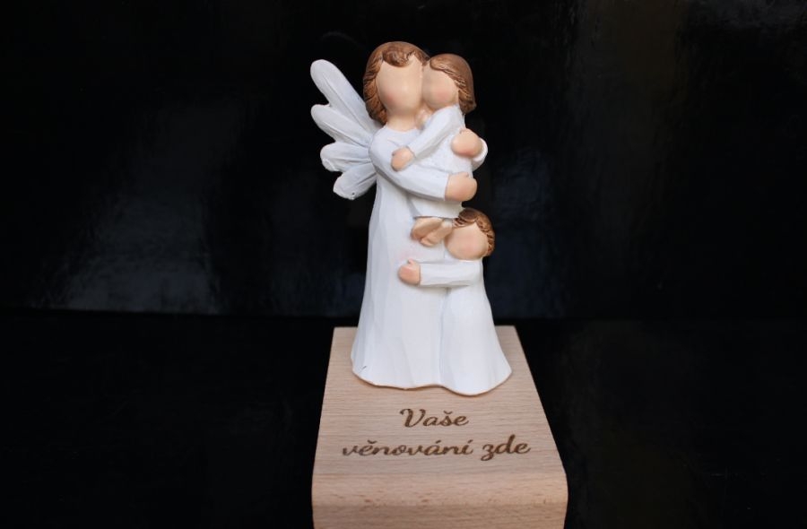 Schutzengel Figur Mutter mit Kind als personalisierte Skulptur