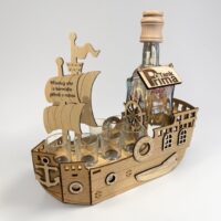 Segelboot mit Flasche als Geschenk für Segelfans – personalisierbar