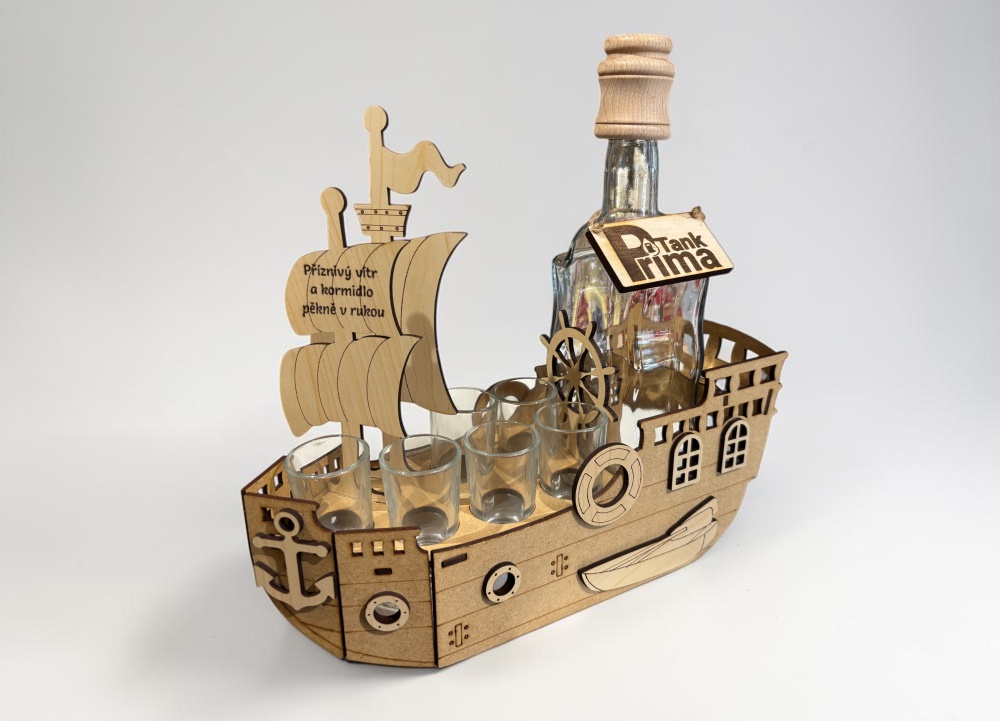 Segelboot mit Flasche als Geschenk für Segelfans – personalisierbar