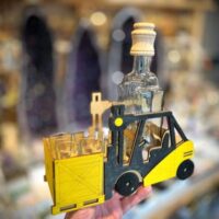 Geschenkidee Logistik: Gabelstapler mit 0,5-l-Flasche und Gläsern
