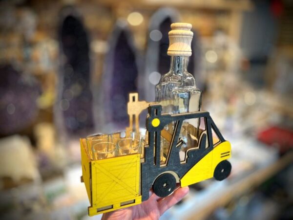 Geschenkidee Logistik: Gabelstapler mit 0,5-l-Flasche und Gläsern