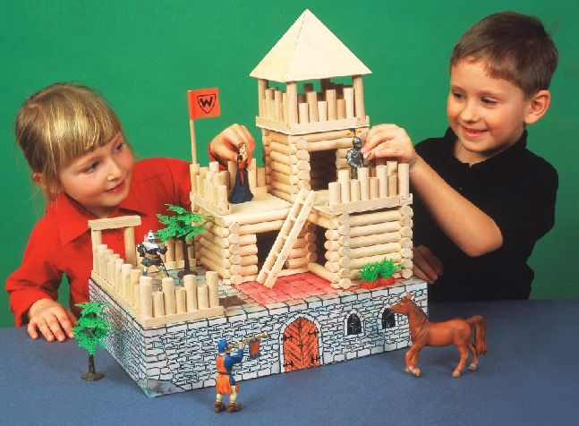 Holzbausatz enthält zerlegbare und aufbaubare Modelle aus glatt geschliffenen Buchenrundstäben Ø15 mm in Längen von 28–250 mm, kompatibel für viele Bauvarianten. Fenster und Türen aus Massivholzprofilen werden in die Wände eingesetzt. Verpackt in stabilen Kartons für maximale Lebensdauer und Förderung der Konstruktionsfantasie der Kinder.