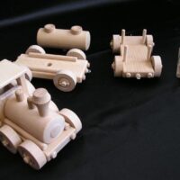 Holzzug mit Kesselwagen und Holz
