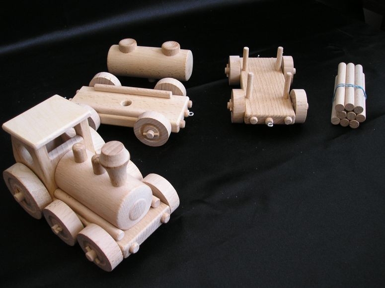 Holzzug mit Kesselwagen und Holz