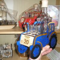 Holzmodell Traktor mit Flasche zum 20. Geburtstag