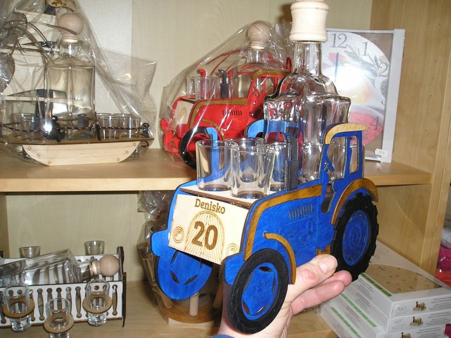 Holzmodell Traktor mit Flasche zum 20. Geburtstag