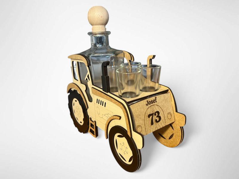 Holztraktor Geschenk Fahrer mit Flaschen
