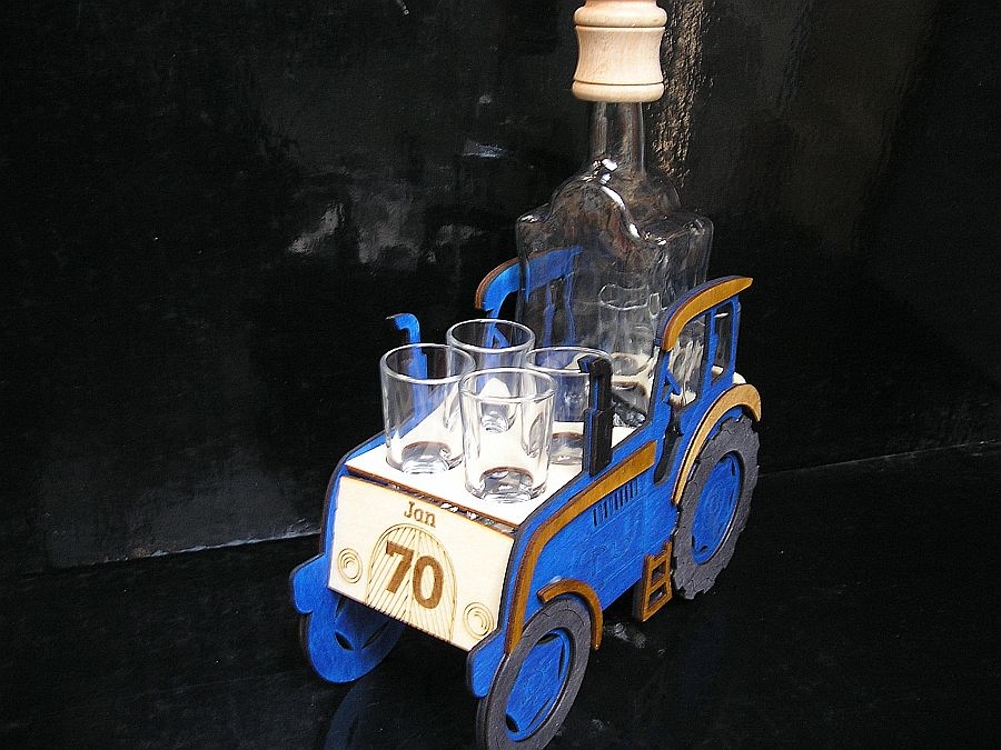 Traktormodell mit Flasche zum 70. Geburtstag