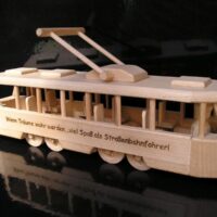Holzstraßenbahn – elektrischer Straßenbahnwagen als originelles Geschenk