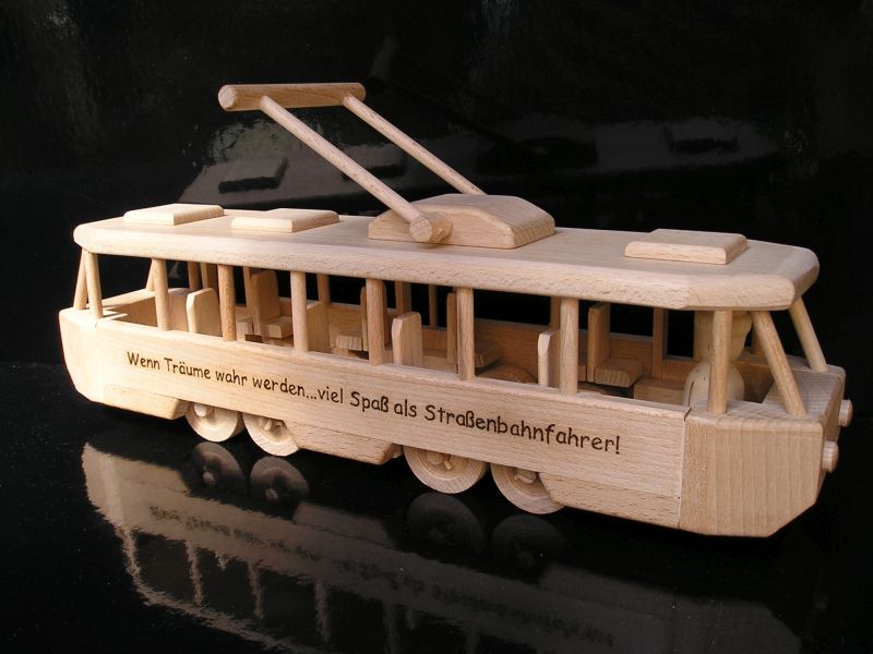 Holzstraßenbahn – elektrischer Straßenbahnwagen als originelles Geschenk