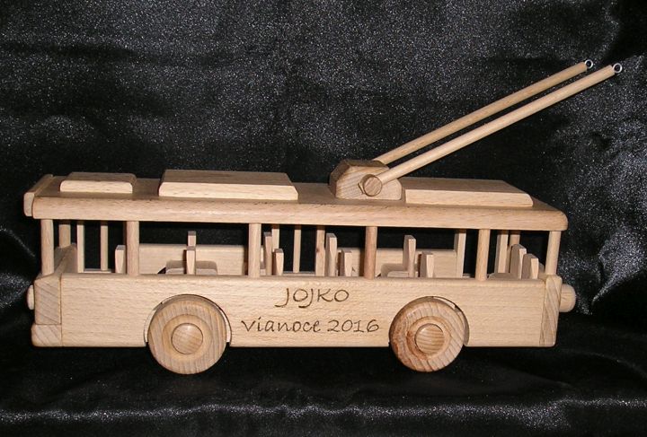 Holzmodell Trolleybus – originelles Geschenk für ÖPNV-Sammler