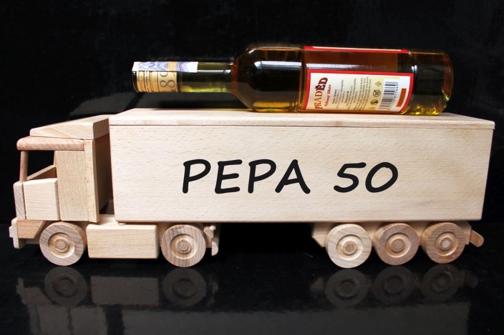 Personalisiertes Fahrer Geschenk als Lkw Modell zum Geburtstag
