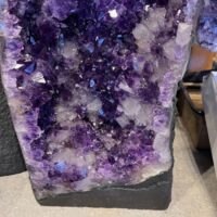 Amethyst Geode mit violetten Kristallen