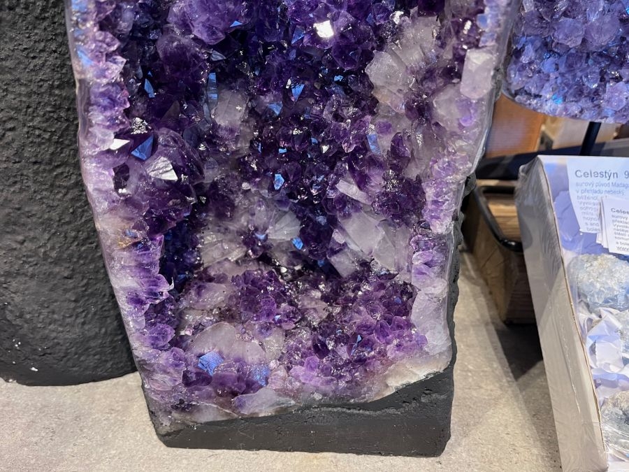 Amethyst Geode mit violetten Kristallen