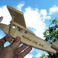 Geschenkflugzeug Modell auf Holzständer Pilatus für Piloten Holzspielzeug