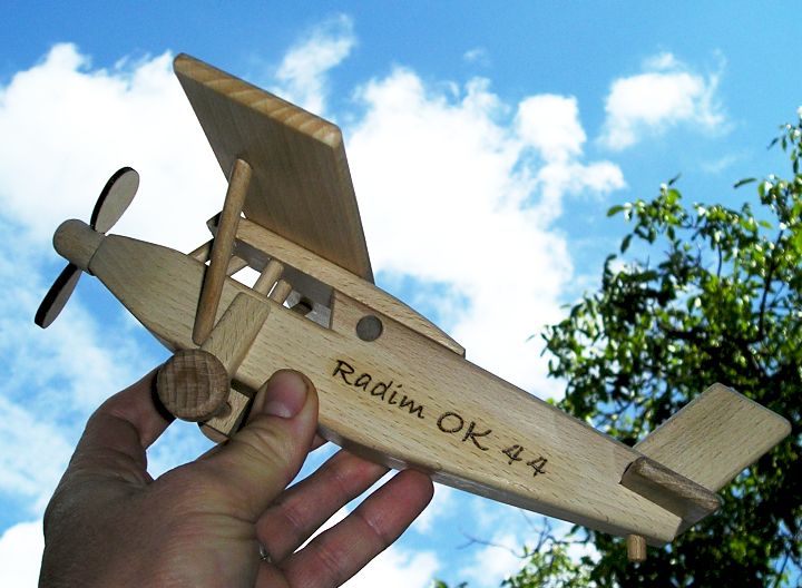 Geschenkflugzeug Modell auf Holzständer Pilatus für Piloten Holzspielzeug
