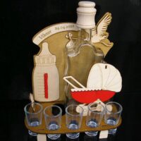 Kinderwagen als Thema zur Geburt – Flasche mit Schnapsgläsern