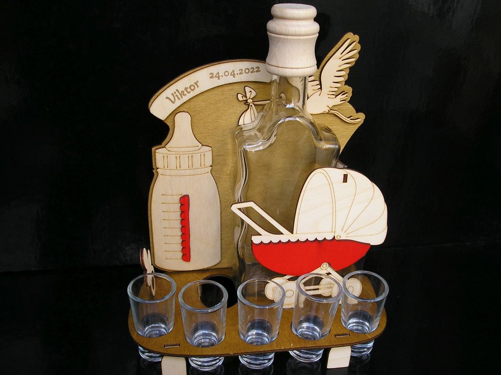 Kinderwagen als Thema zur Geburt – Flasche mit Schnapsgläsern