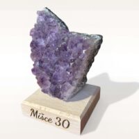Amethystgeschenk auf einem Sockel mit der Aufschrift "Name"