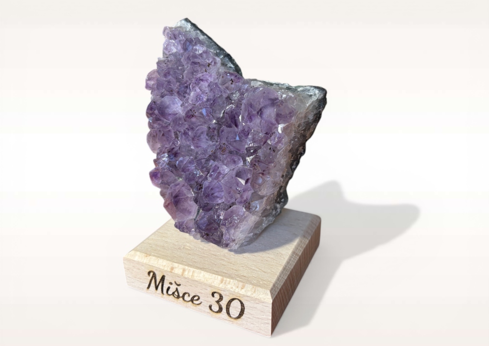 Amethystgeschenk auf einem Sockel mit der Aufschrift "Name"
