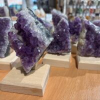 Amethyst auf einem Sockel mit Textname