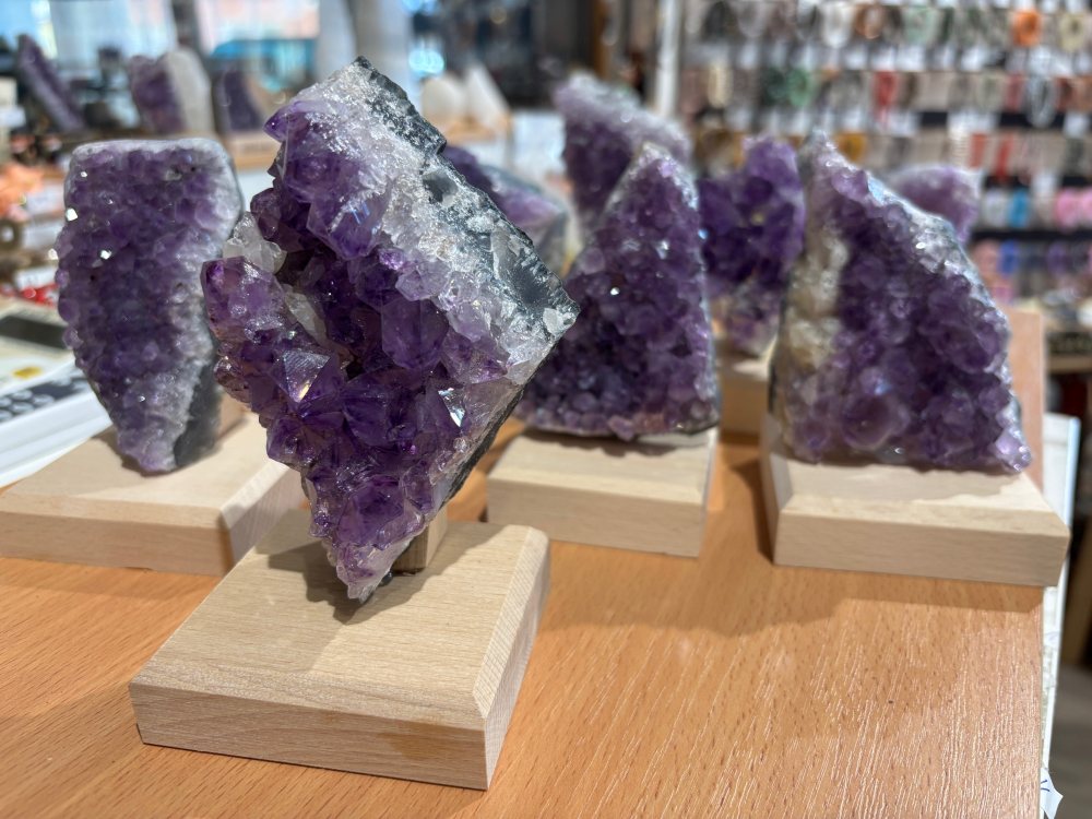 Amethyst auf einem Sockel mit Textname