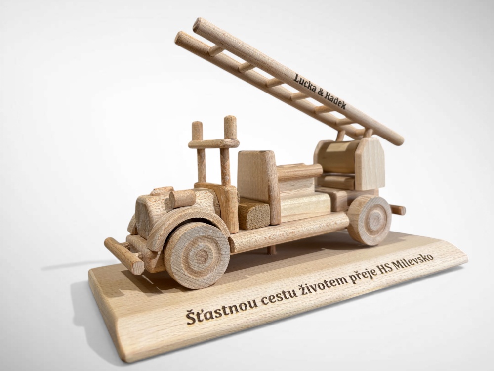 Feuerwehr geschenk holzmodell feuerwehrauto mit namensgravur
